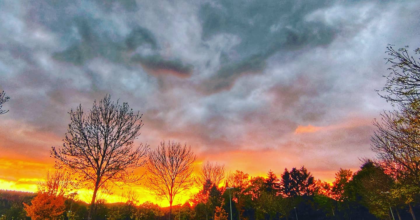 Was ein Atemberaubend schönen Sonnenuntergang zum Abschied vom Urlaub...

#centerparcshochsauerland #centerparcsfriends #CenterParcs #hollydays #autumn #Herbstferien #herbstbilder #sunset #mountains #immerwiederschön #sony #xperia5 #xperia #sonyphotography